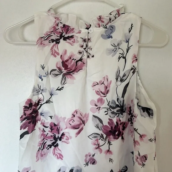 NWOT White floral no sleeve blouse! - Picture 3 of 3